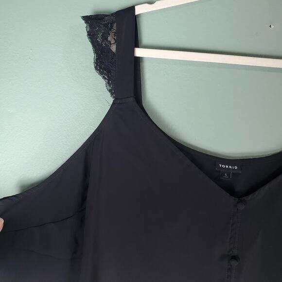 Torrid Womens Black Studio Crepe de Chine Lace Trim Button Front Tank Size 5 - Picture 4 of 6